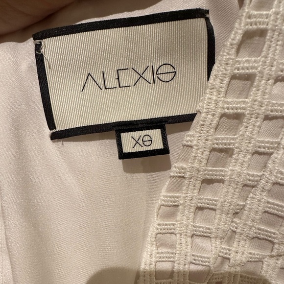 ALEXIS, woman’s white dress in XS. - Picture 2 of 5